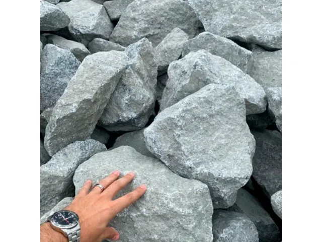Pedra De Mão Rachão Selecionada - para drenagem e contenção (Pedra de mão / Rachão)
